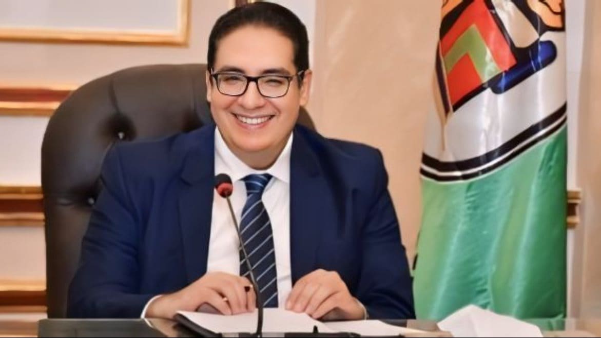 879 طلاب استجابة لمطالب طلاب التجارة.. رئيس جامعة القاهرة يقرر مراجعة الرسوم وتطبيق المنح بالكامل موقع في الجامعة