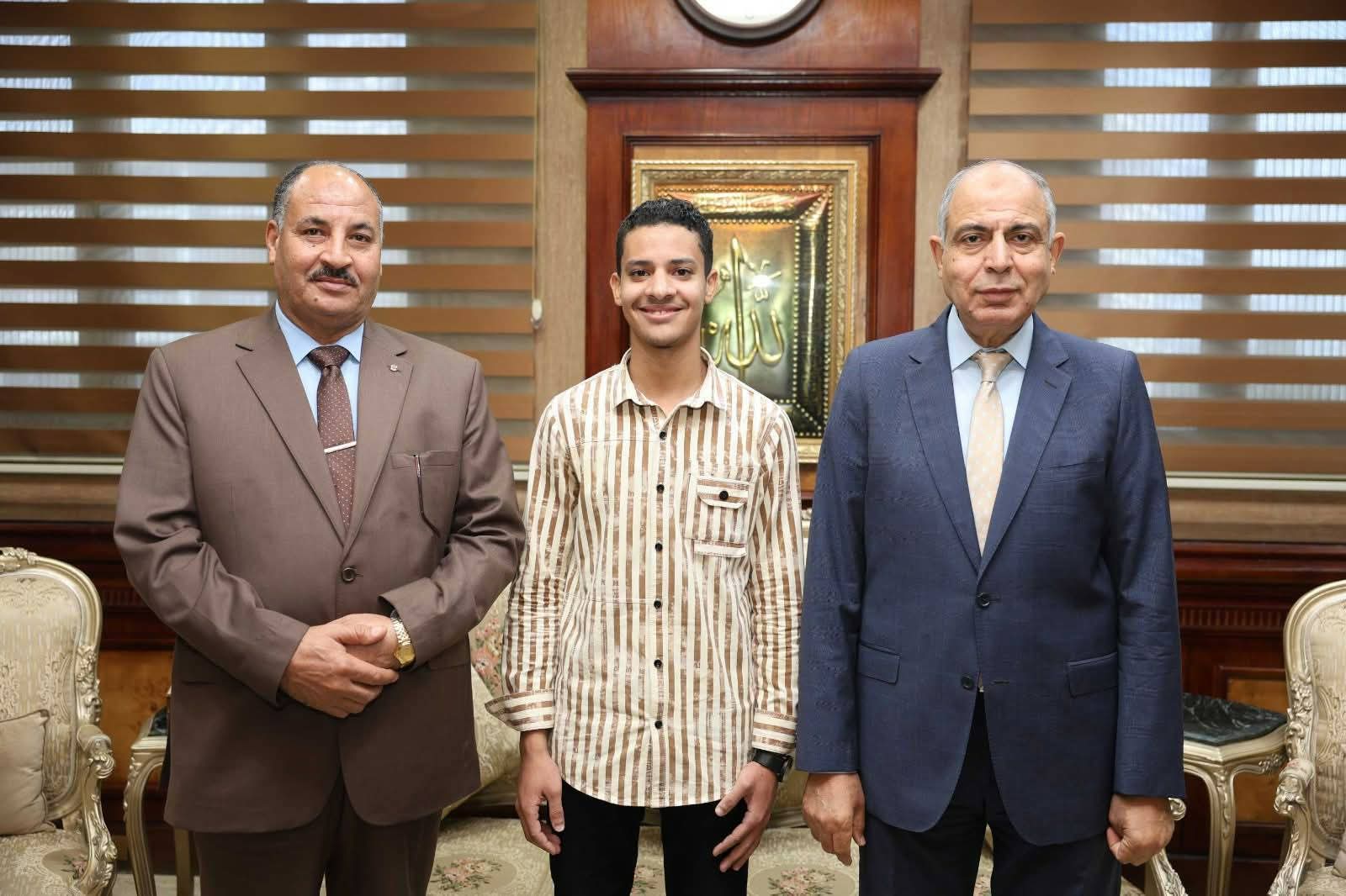 FB IMG 1762108621099 المنيا محافظ المنيا يكرم الفائز بالمركز السادس على مستوى الجمهورية بمسابقة "تحدى القراءة العربي" موقع في الجامعة