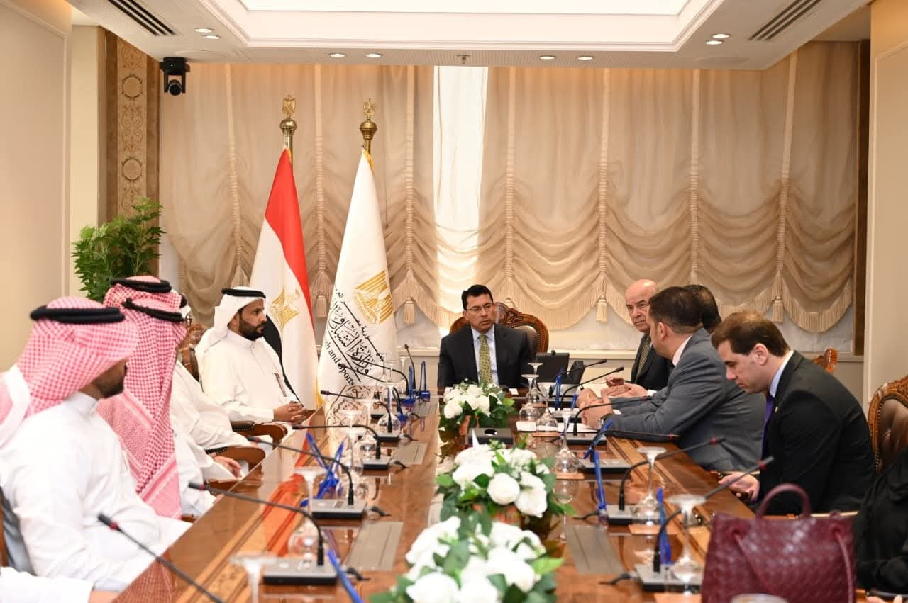 FB IMG 1762364128147 وزير الشباب والرياضة وزير الشباب والرياضة يلتقي وفد سعودي في مجال العمل التطوعي  موقع في الجامعة