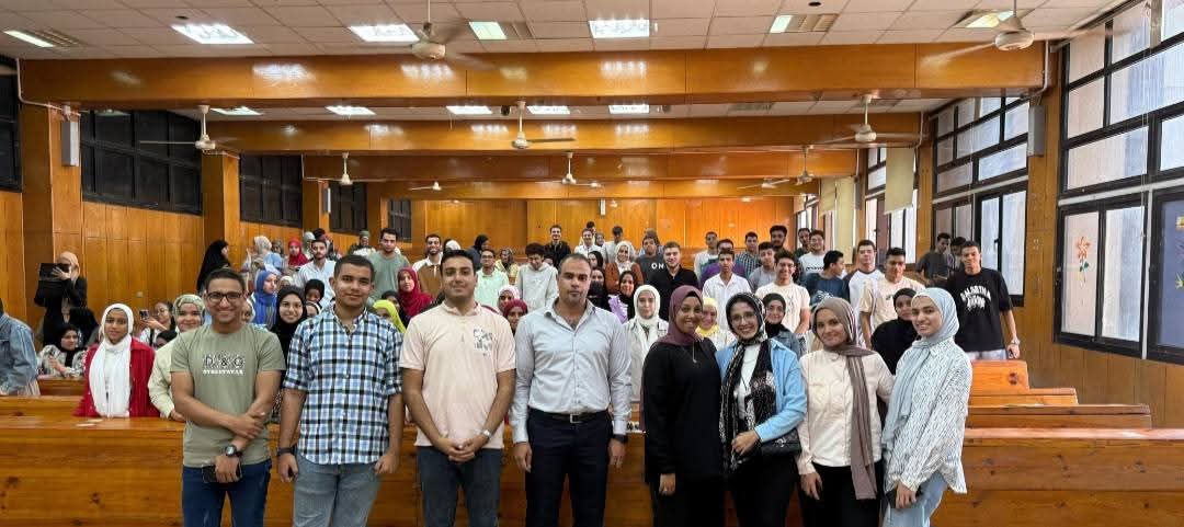 FB IMG 1762679220018 جامعة عين شمس صيدلة بني سويف تنظم ندوة لتعليم الطلاب فهم وتحليل الأوراق البحثية العلمية موقع في الجامعة