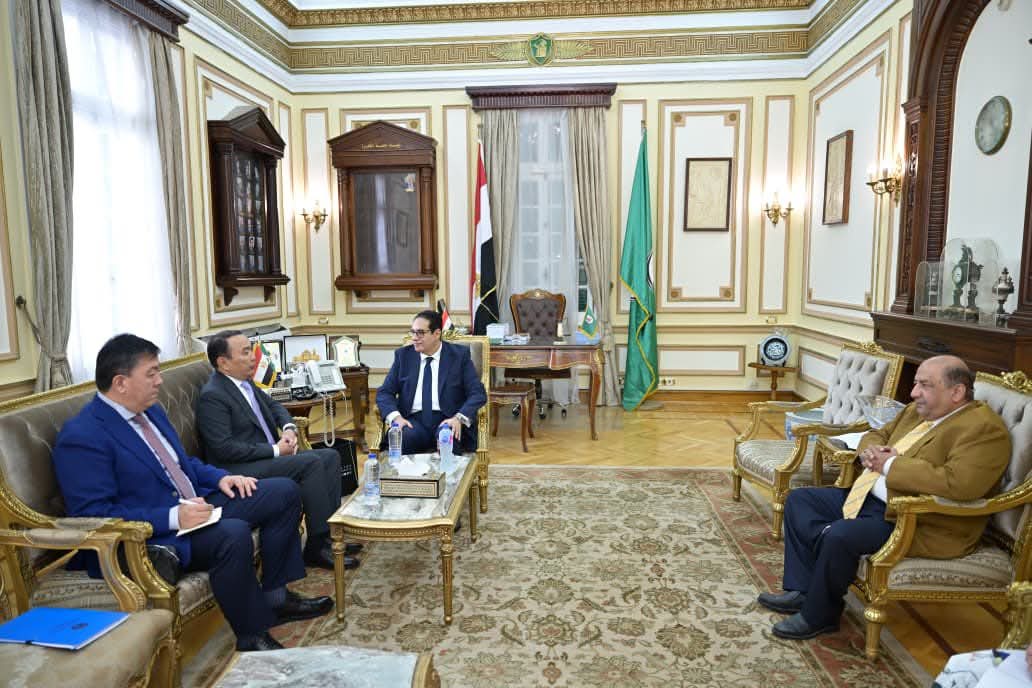 FB IMG 1762757903922 التعاون رئيس جامعة القاهرة يبحث مع سفير كازاخستان آفاق التعاون الأكاديمي والبحثي المشترك موقع في الجامعة