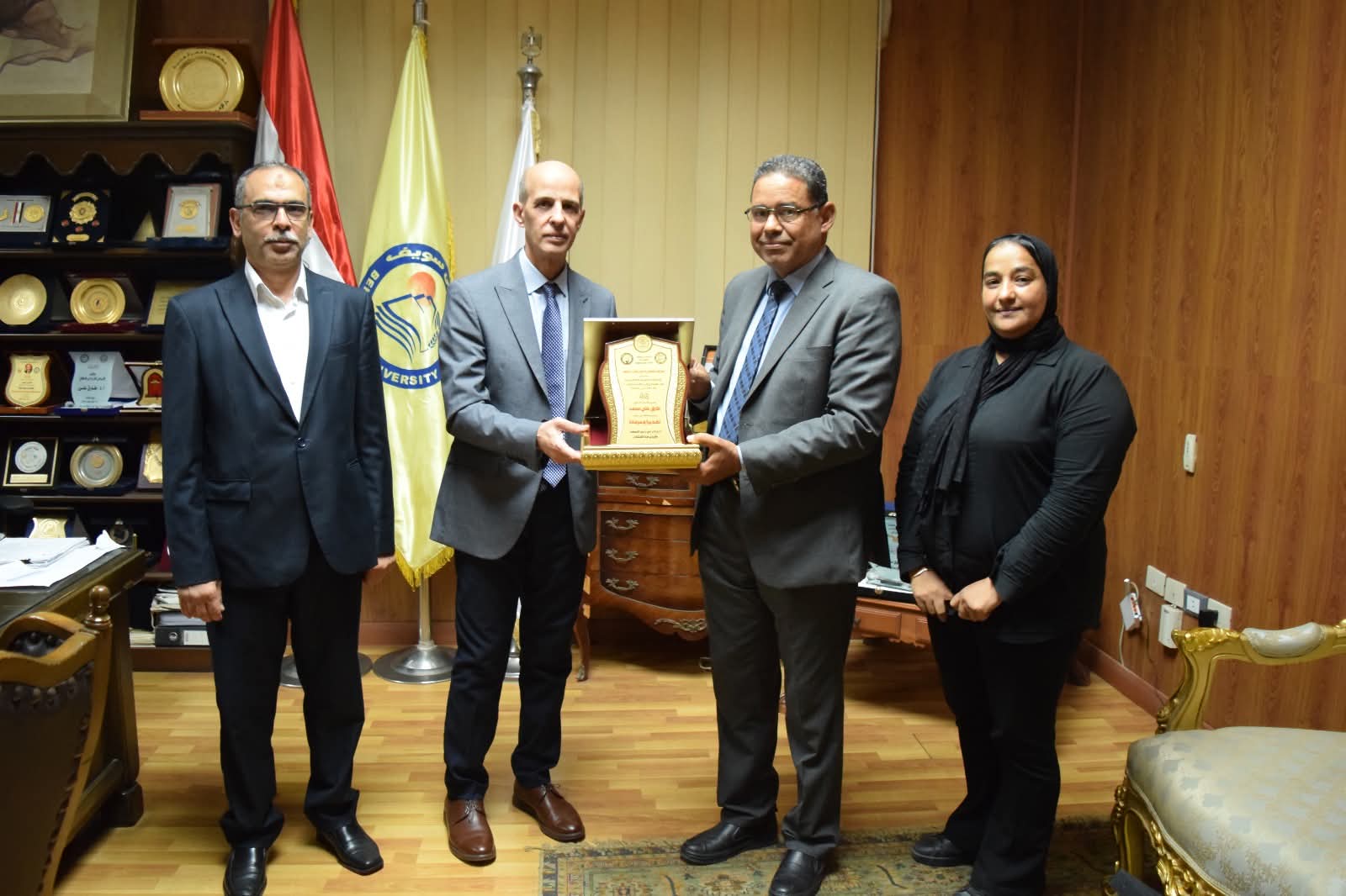 FB IMG 1762785816665 جامعة بني سويف رئيس جامعة بني سويف يتسلم درع الملتقى العلمي الدولي الأول لمعهد أبحاث النباتات الطبية والعطرية موقع في الجامعة