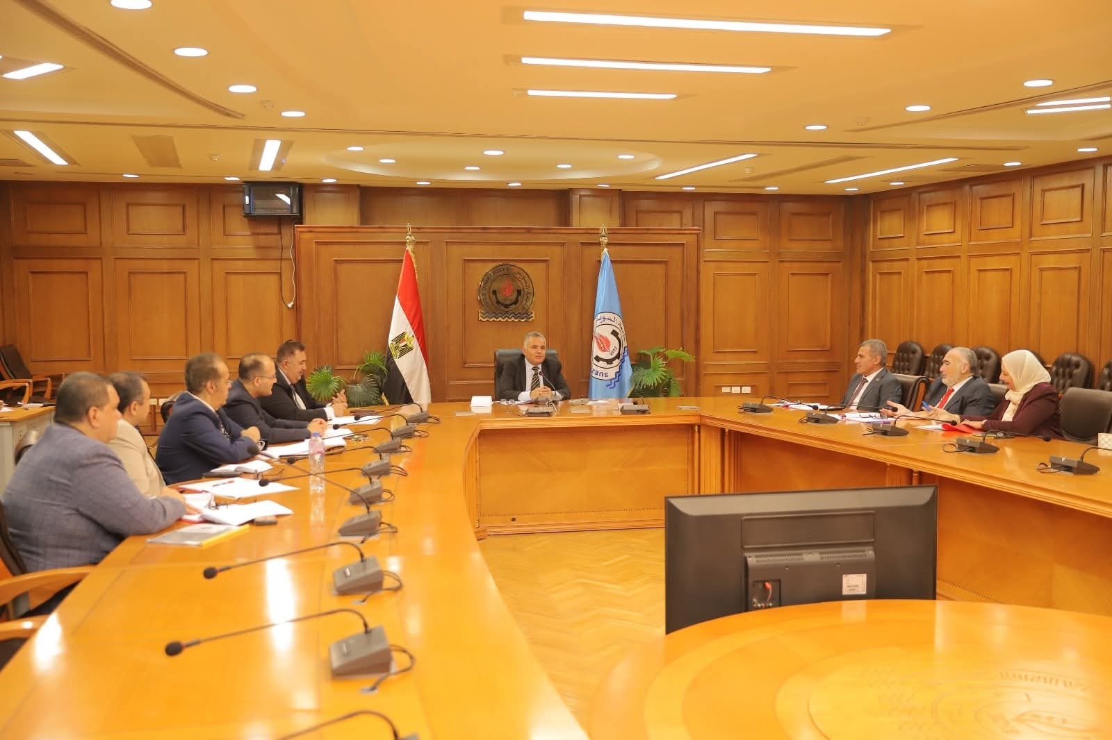 FB IMG 1762809965144 جامعة السويس جامعة السويس تعتمد دليل الاستبيانات وتطلق خطة الاعتماد الأكاديمي 2025/2026 موقع في الجامعة