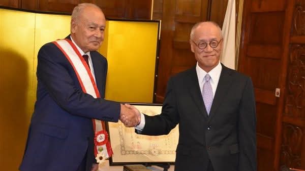 FB IMG 1763036131910 الإسكندرية مكتبة الإسكندرية تهنئ أحمد أبو الغيط بتقلده وسام الشمس المشرقة من إمبراطور اليابان موقع في الجامعة