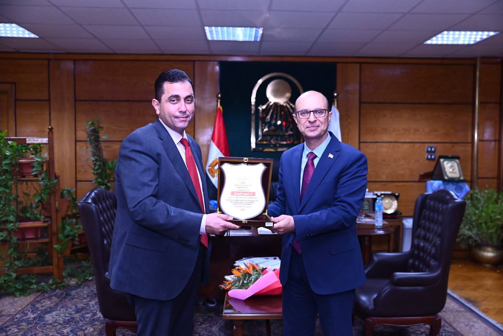 FB IMG 1763057103742 مدير رئيس جامعة أسيوط يستقبل مدير مشروع تأهيل المعامل للاعتماد الدولي موقع في الجامعة