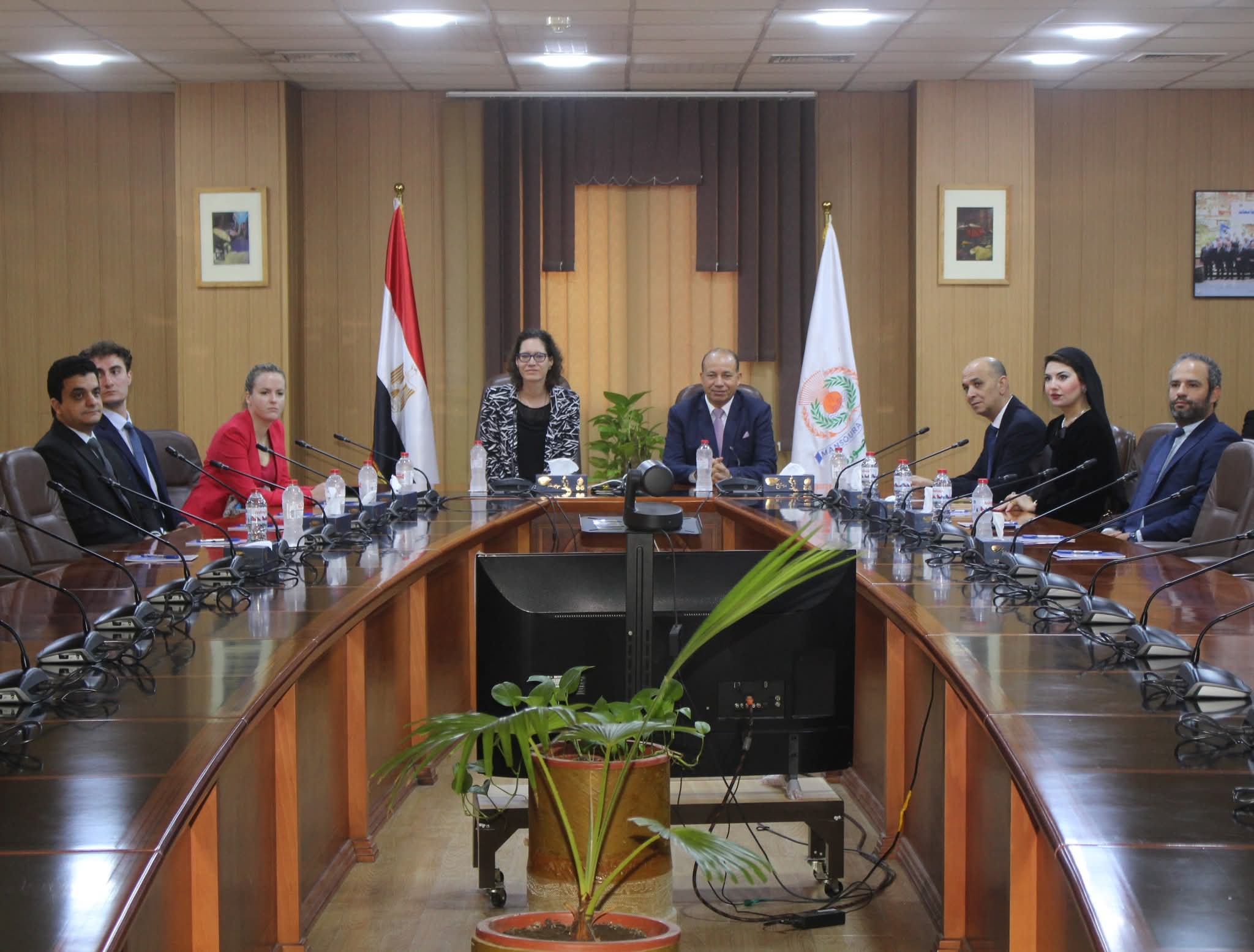 FB IMG 1763308898707 جامعة المنصورة رئيس جامعة المنصورة يستقبل سفيرة المجر لبحث التعاون الأكاديمي والعلمي موقع في الجامعة