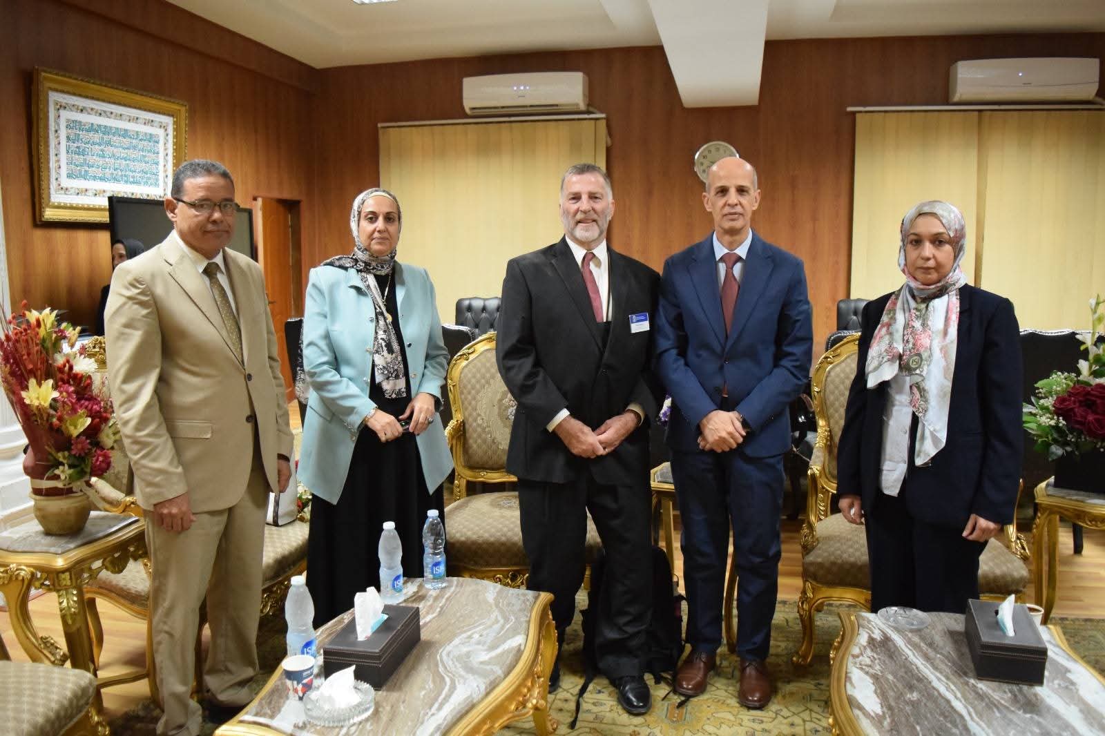 FB IMG 1763798929090 التعليم العالي لمدة 3 أسابيع.. جامعة بني سويف تستضيف خبير أمريكي لتعزيز البحث في الزيوت الطبية والعطرية موقع في الجامعة
