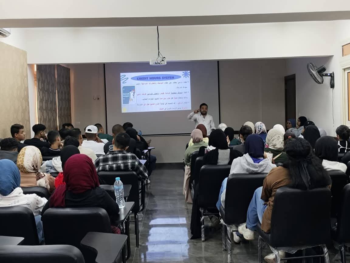 FB IMG 1763838324135 جامعة الأقصر الأهلية ورشة تعريفية بجامعة الأقصر الأهلية حول نظام الساعات المعتمدة لطلاب السياحة والآثار موقع في الجامعة