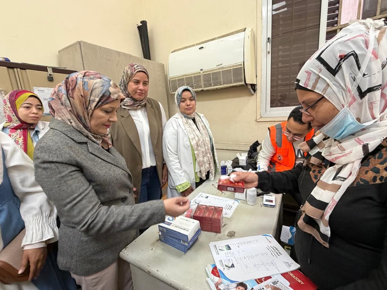 FB IMG 1763899734623 عين شمس طب عين شمس تنظّم يومًا توعويًا باليوم العالمي للسكري داخل المستشفى الجامعي للباطنة موقع في الجامعة