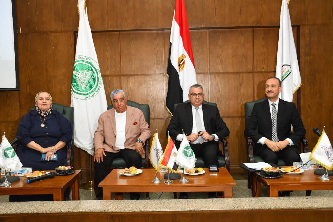 FB IMG 1764000813094 زاهي حواس زاهي حواس يكشف أسرار الأهرامات والمتحف الكبير في لقاء مميز بجامعة عين شمس موقع في الجامعة