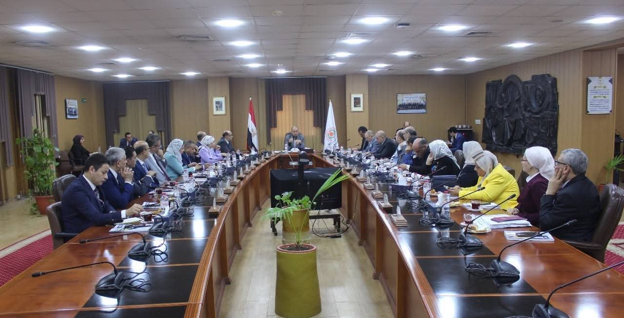 FB IMG 1764001895243 جامعة الملك سلمان مجلس جامعة المنصورة يستعرض استعدادات الامتحانات والعمل الأكاديمي والبحثي موقع في الجامعة