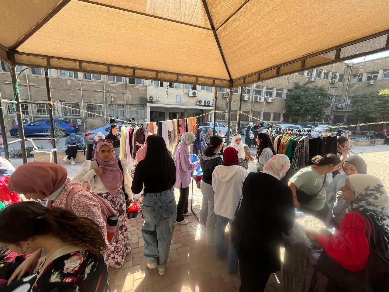 FB IMG 1764091024435 عين شمس للطلاب والعاملين.. كلية البنات بجامعة عين شمس تنظم معرضًا خيريًا ضخمًا للملابس والإكسسوارات موقع في الجامعة
