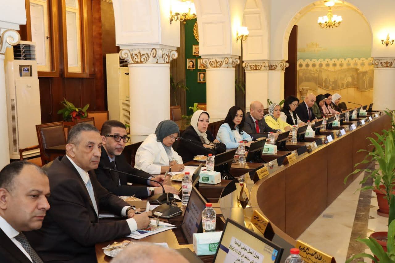FB IMG 1764100625528 المركز جامعة الإسكندرية تبحث تطوير منظومة التعليم وتُعيد تشغيل المنصات الرقمية داخل الكليات موقع في الجامعة