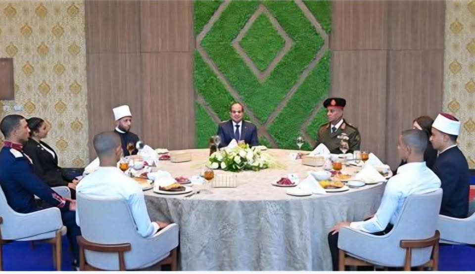 FB IMG 1764229409746 السيسي الرئيس السيسي يشيد بوعي طلاب جامعة القاهرة ويؤكد: "شبابكم ركيزة بناء الجمهورية الجديدة" موقع في الجامعة