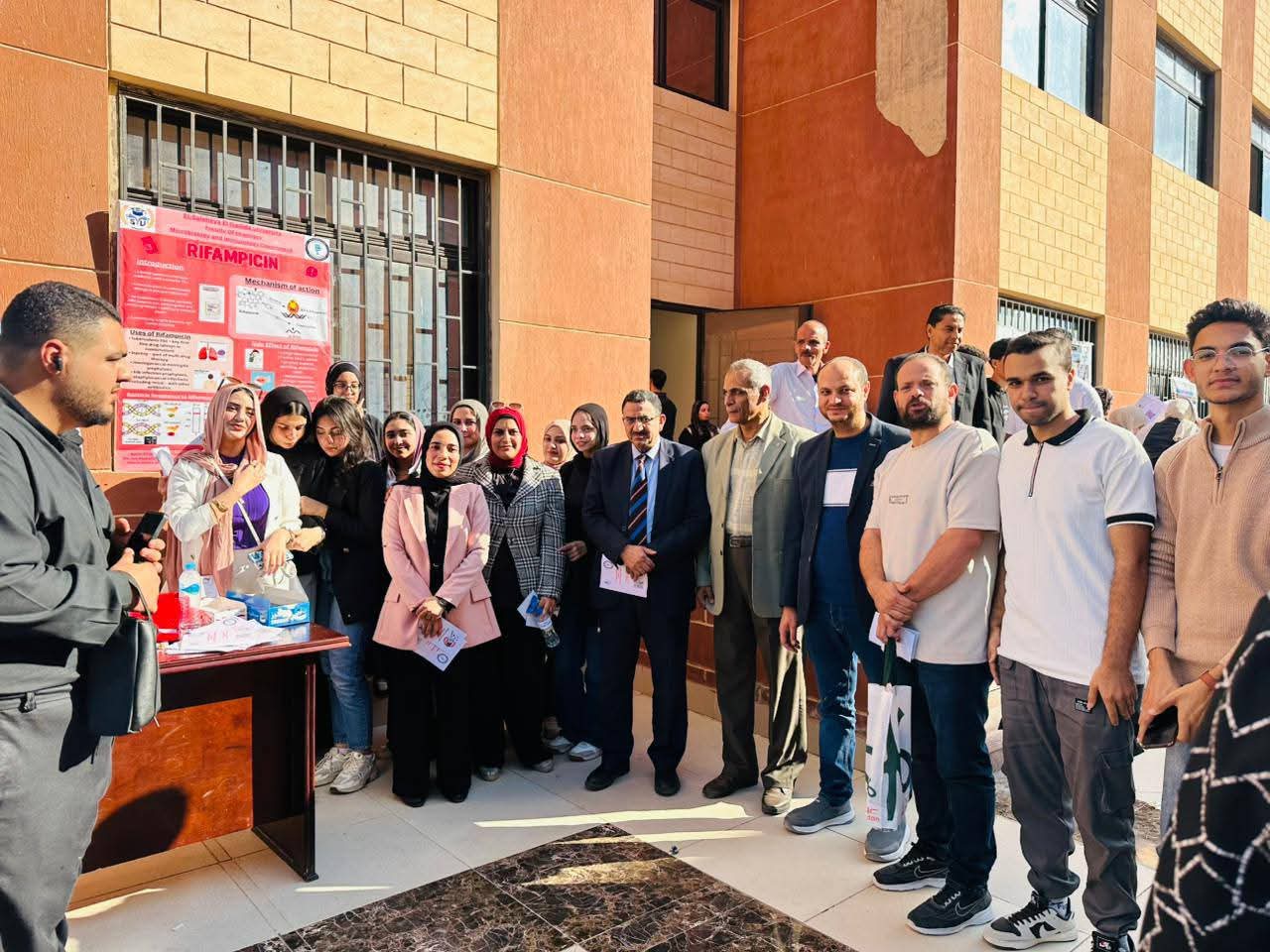 FB IMG 1764258826119 العريش جامعة الصالحية الجديدة ترفع الوعي بمخاطر مقاومة المضادات الحيوية خلال أسبوع توعوي عالمي موقع في الجامعة