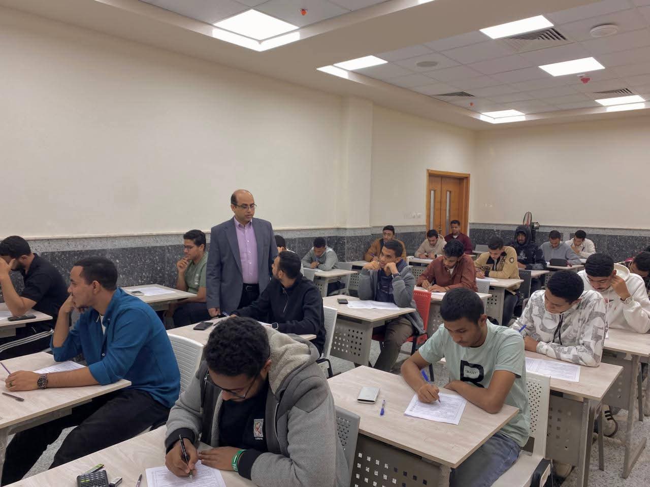FB IMG 1764315682554 مجلس جامعة جنوب الوادي الأهلية تتابع انتظام امتحانات منتصف الفصل الدراسي الأول لكلية الهندسة موقع في الجامعة