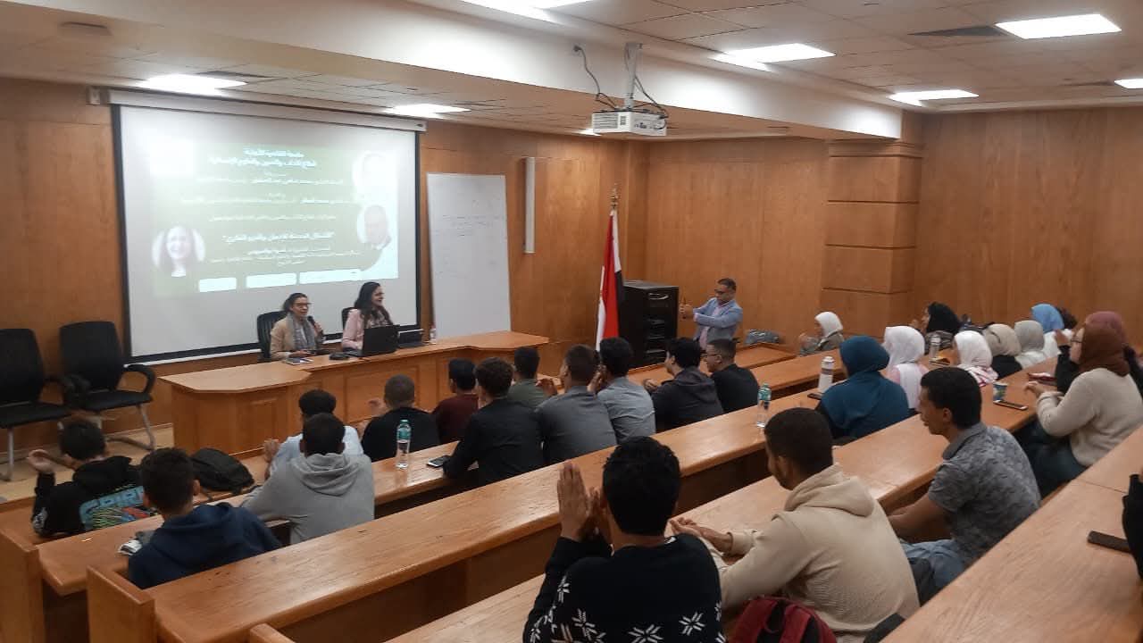 FB IMG 1764400173936 الأزهر جامعة القاهرة الأهلية تكشف أخطر أشكال الإدمان الحديث والغزو الفكري في ندوة توعوية موسعة موقع في الجامعة