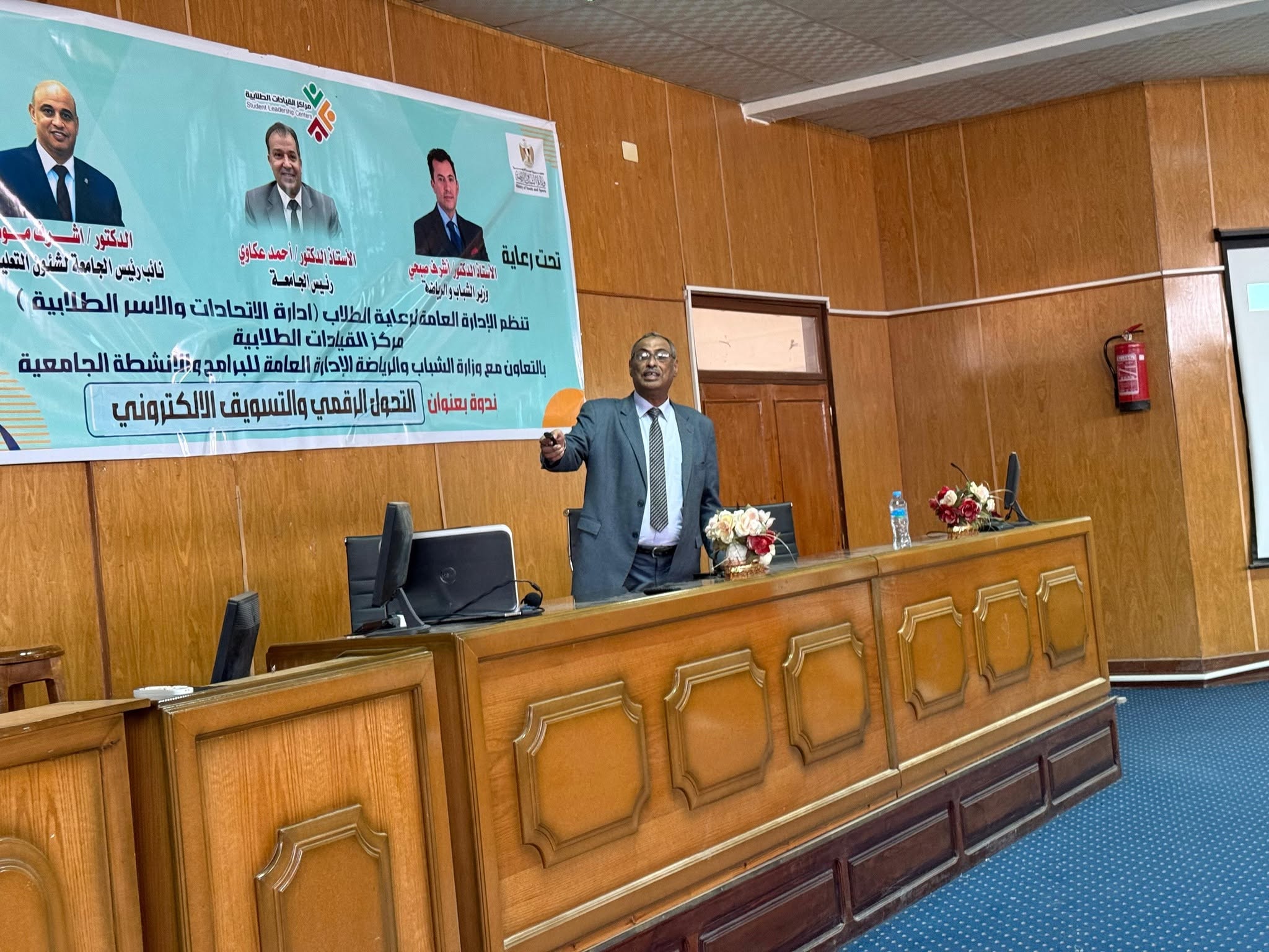 FB IMG 1764522963607 جامعة قنا جامعة قنا تواصل تنفيذ فعاليات الشهر الثاني من برنامج مركز القيادات الطلابية موقع في الجامعة