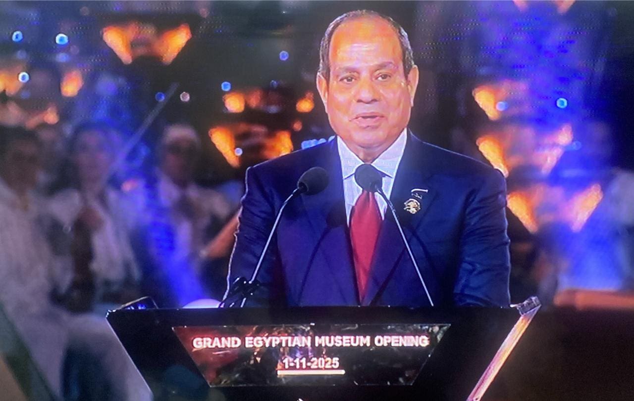 IMG 20251101 WA0113 الرئيس السيسي الرئيس السيسي: المتحف المصري الكبير صورة مجسمة تدل على مسيرة شعب كريم وبنّاء للحضارات موقع في الجامعة