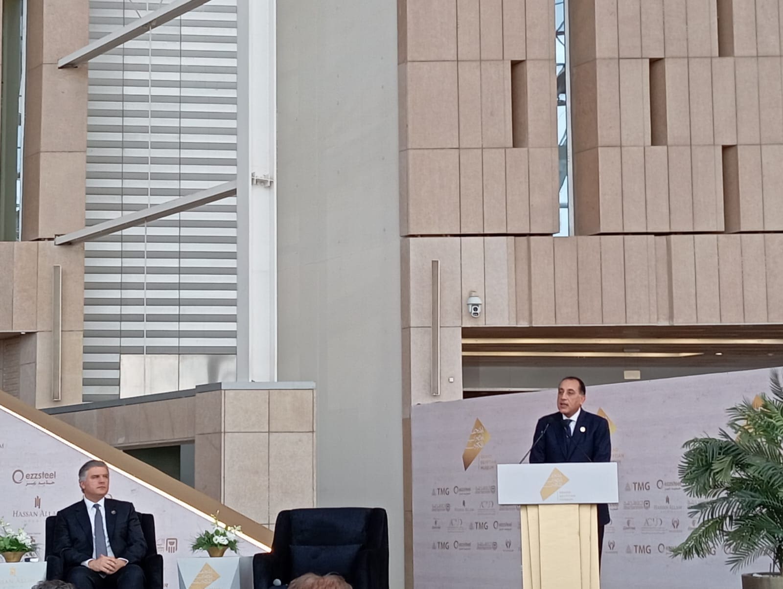 IMG 20251101 WA0168 المتحف الكبير مدبولي من أمام المتحف الكبير : فخور كمواطن مصري قبل أن أكون رئيسًا للحكومة في هذا الحدث الاستثنائي موقع في الجامعة