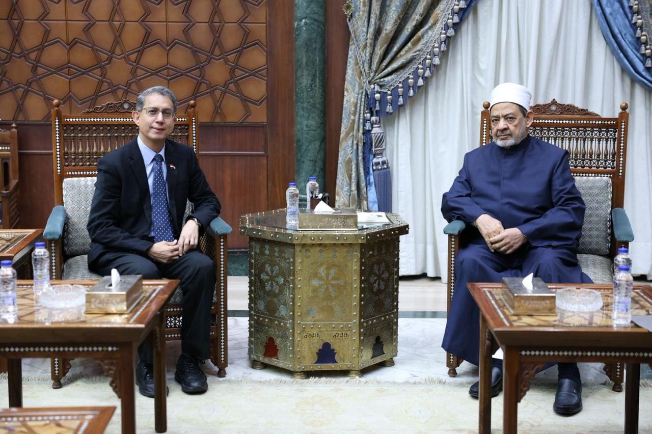 IMG 20251102 WA0021 الأوقاف الإمام الطيب لوزير شؤون المسلمين في سنغافورة : أهم ما يميز التعليم الأزهري هو أنه لا تصاحبه أية أجندات موقع في الجامعة