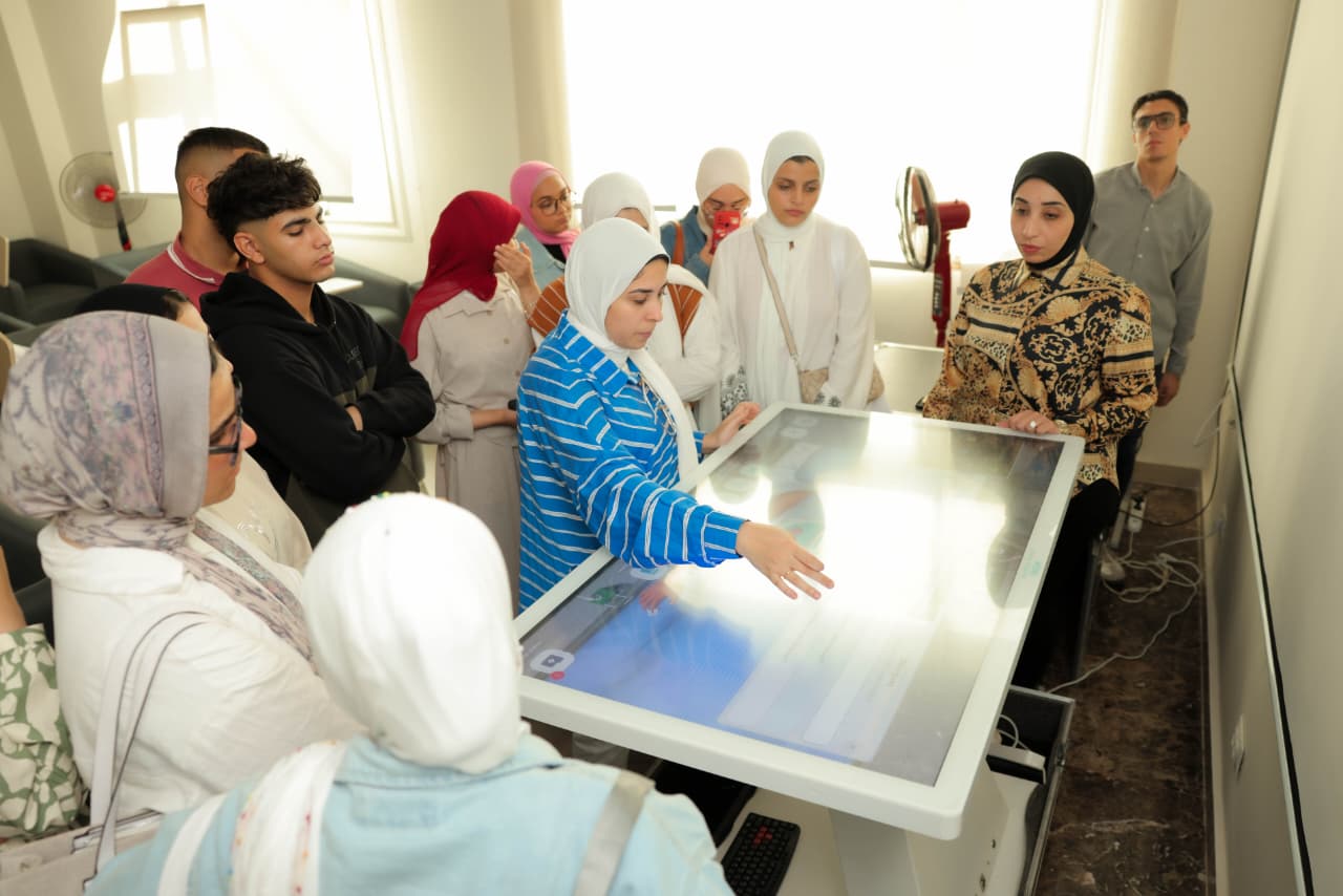 IMG 20251103 WA0084 مدرسة انطلاق برنامج الصيدلة الإكلينيكية بشراكة أكاديمية بين جامعة المنصورة الأهلية وجامعة مانشستر البريطانية موقع في الجامعة