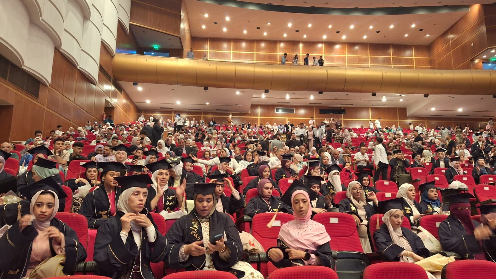 IMG 20251104 WA0030 تمكين روح الإبداع تتألق في مجمع الفنون والثقافة بجامعة حلوان خلال حفل تخرج كلية بنات عين شمس موقع في الجامعة