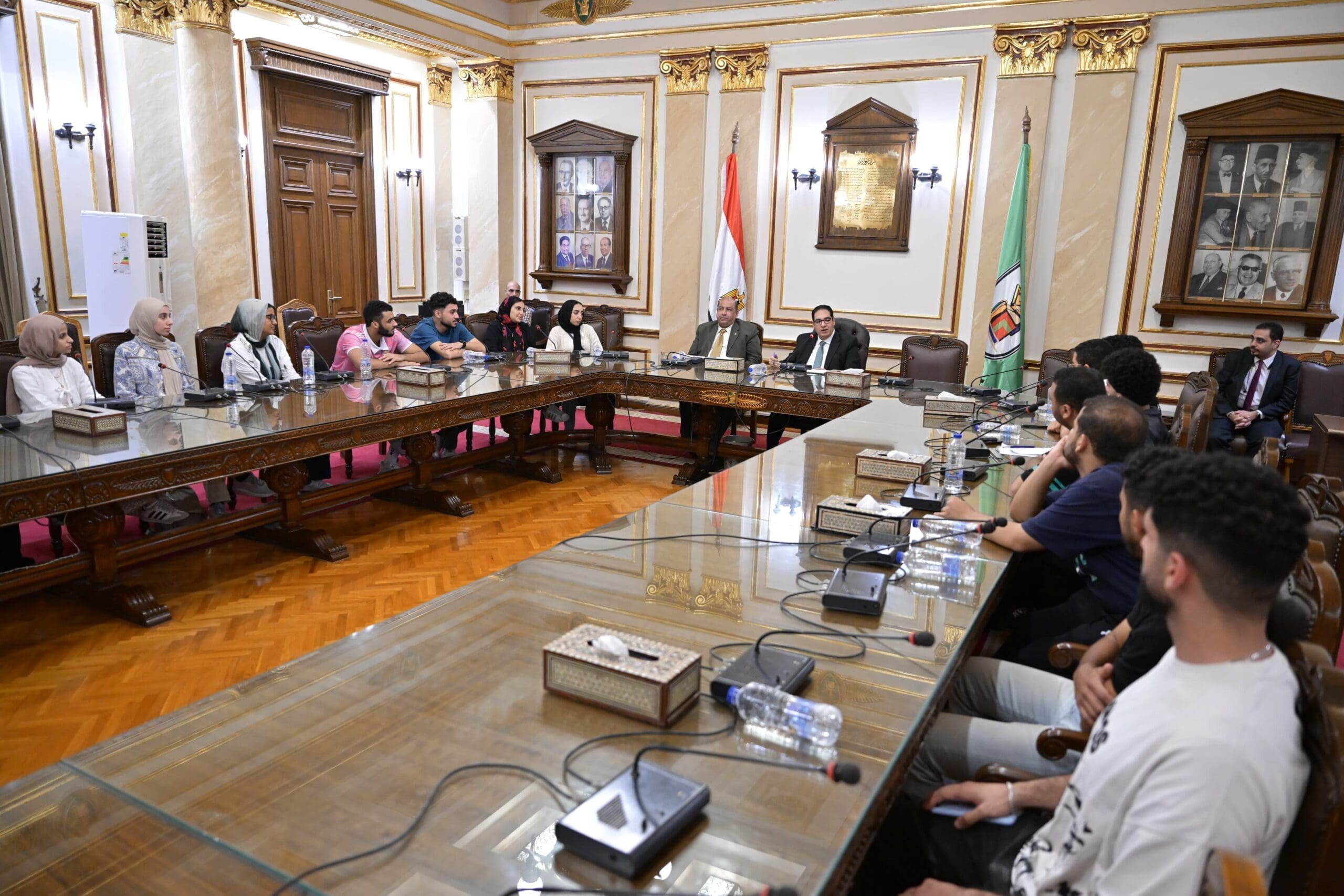 IMG 20251104 WA0084 scaled جامعة القاهرة بعد لقاء ودي مع طلاب كلية التجارة.. رئيس جامعة القاهرة يوجّه بإعادة امتحانات الطلاب السبت المقبل موقع في الجامعة