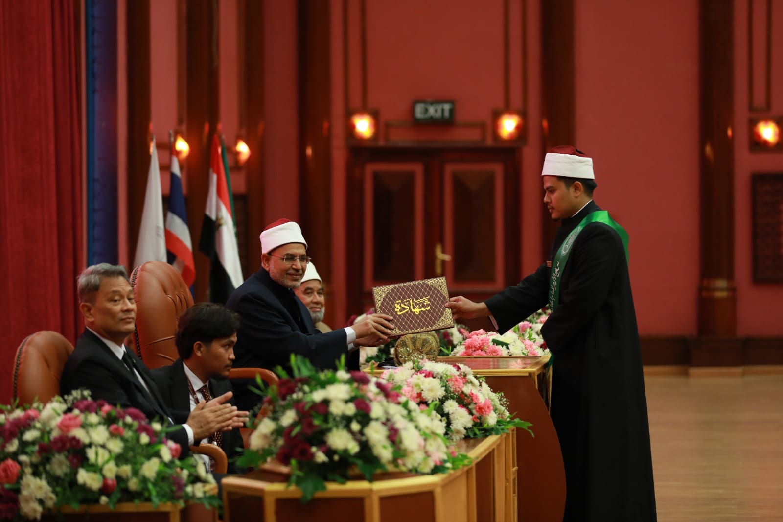 IMG 20251106 WA0105 الصعيدي رئيس جامعة الأزهر يشهد احتفالية تخريج طلاب تايلاند ويؤكد: خريجونا سفراء للمنهج الوسطي المعتدل موقع في الجامعة