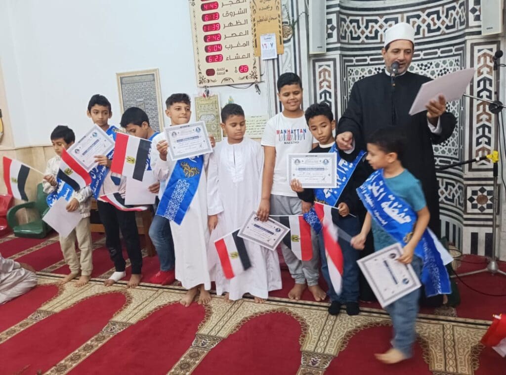 IMG 20251107 WA0079 مسجد لفتة وطنية بعد صلاة الجمعة.. إمام مسجد يوزع أعلام مصر على الصغار ويحظى بإشادة الأزهري موقع في الجامعة