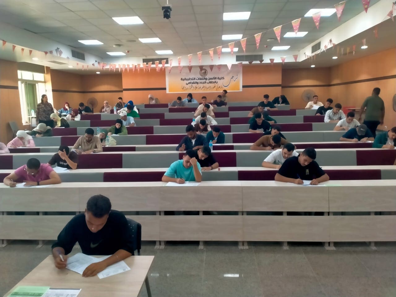IMG 20251109 WA0025 التزام وسط التزام أكاديمي وتنظيم متميز.. بدء امتحانات "الميدتيرم" بجامعة أسيوط الأهلية موقع في الجامعة