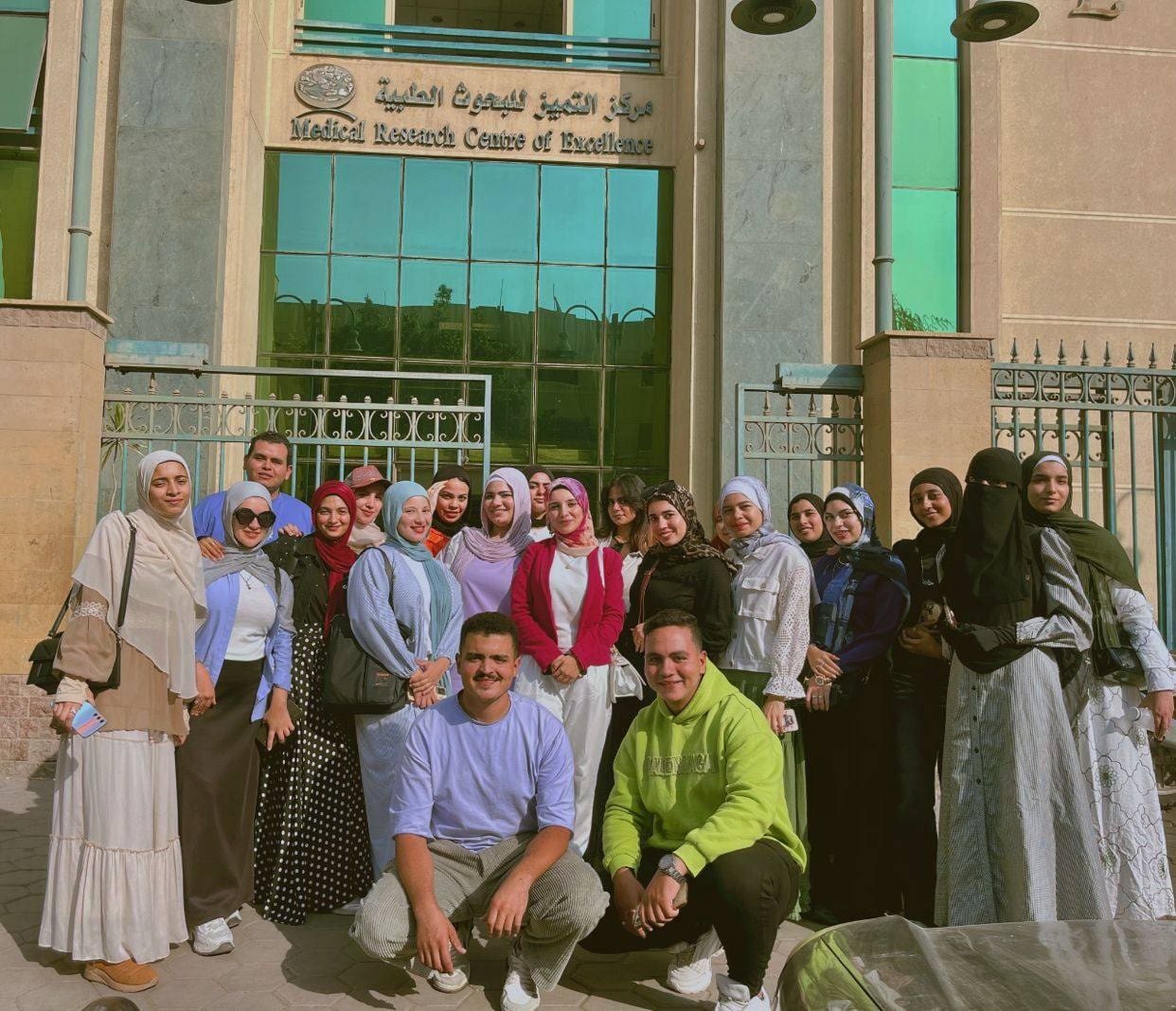 IMG 20251109 WA0041 جامعة حلوان جامعة حلوان التكنولوجية الدولية تنظم زيارة طلابية علمية للمركز القومي للبحوث موقع في الجامعة