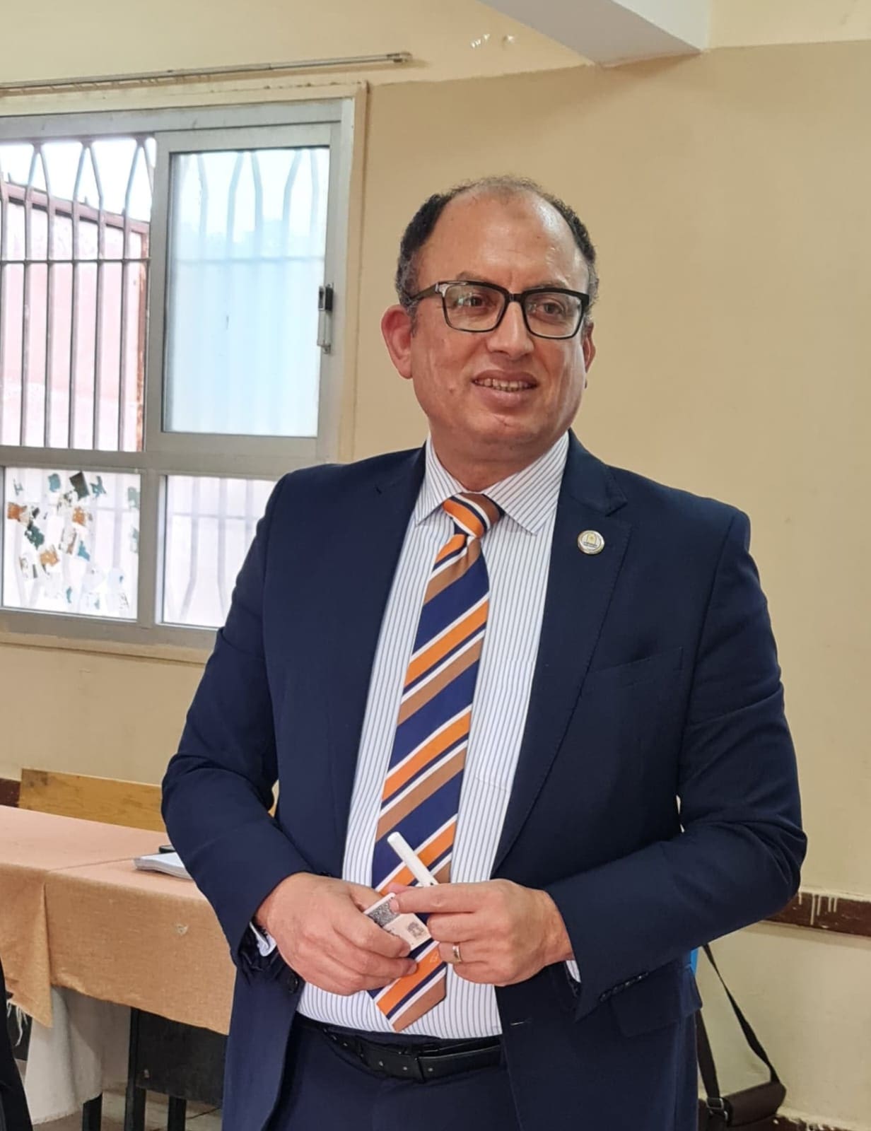 IMG 20251110 WA0026 المرحلة الأولى رئيس جامعة حلوان يدلي بصوته ويشجع الشباب على المشاركة الفاعلة في انتخابات مجلس النواب 2025| صور موقع في الجامعة