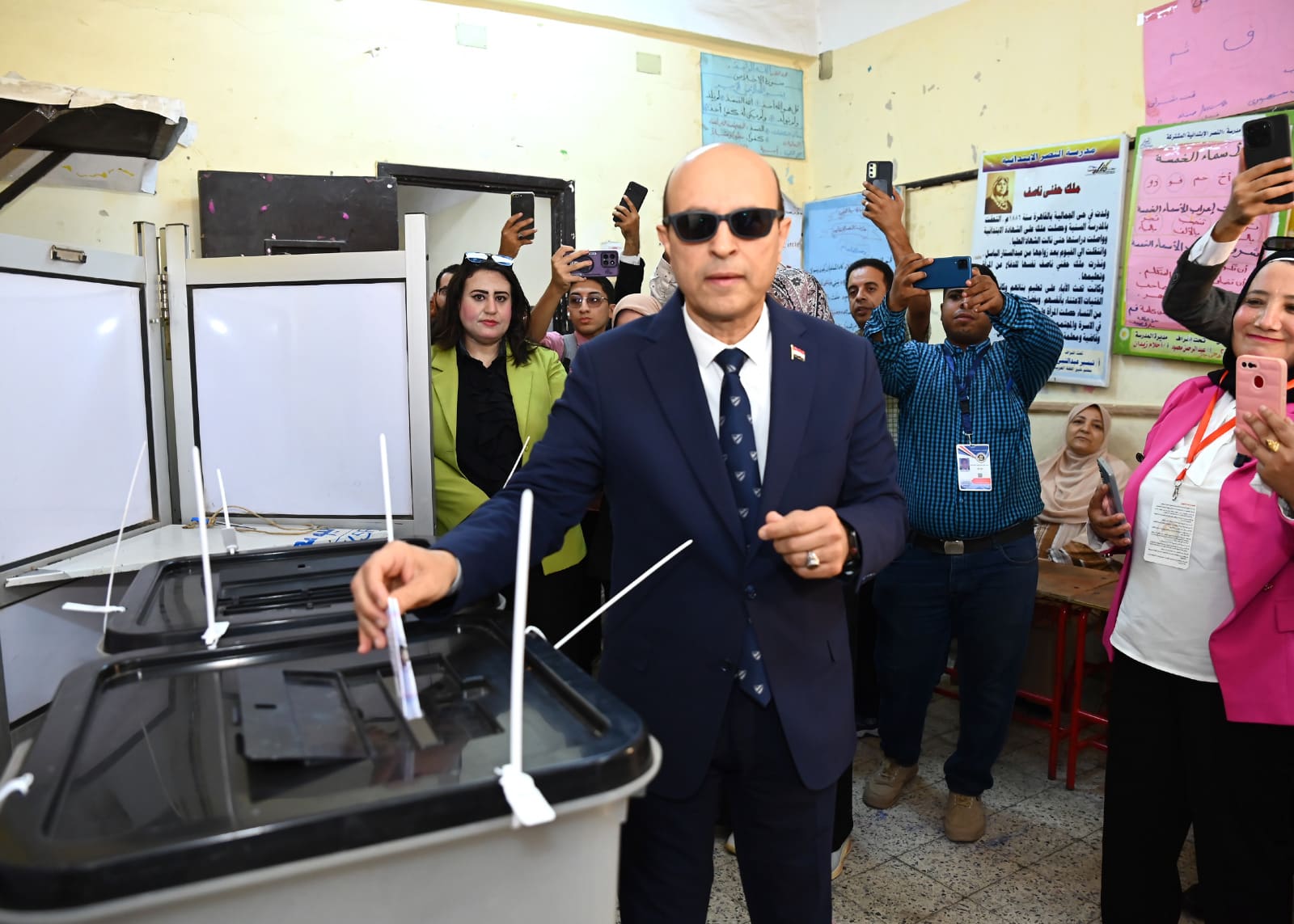 IMG 20251110 WA0028 التعليم العالي رئيس جامعة أسيوط يشدد على واجب المشاركة الوطنية ويحث الطلاب على التصويت في انتخابات مجلس النواب 2025 موقع في الجامعة