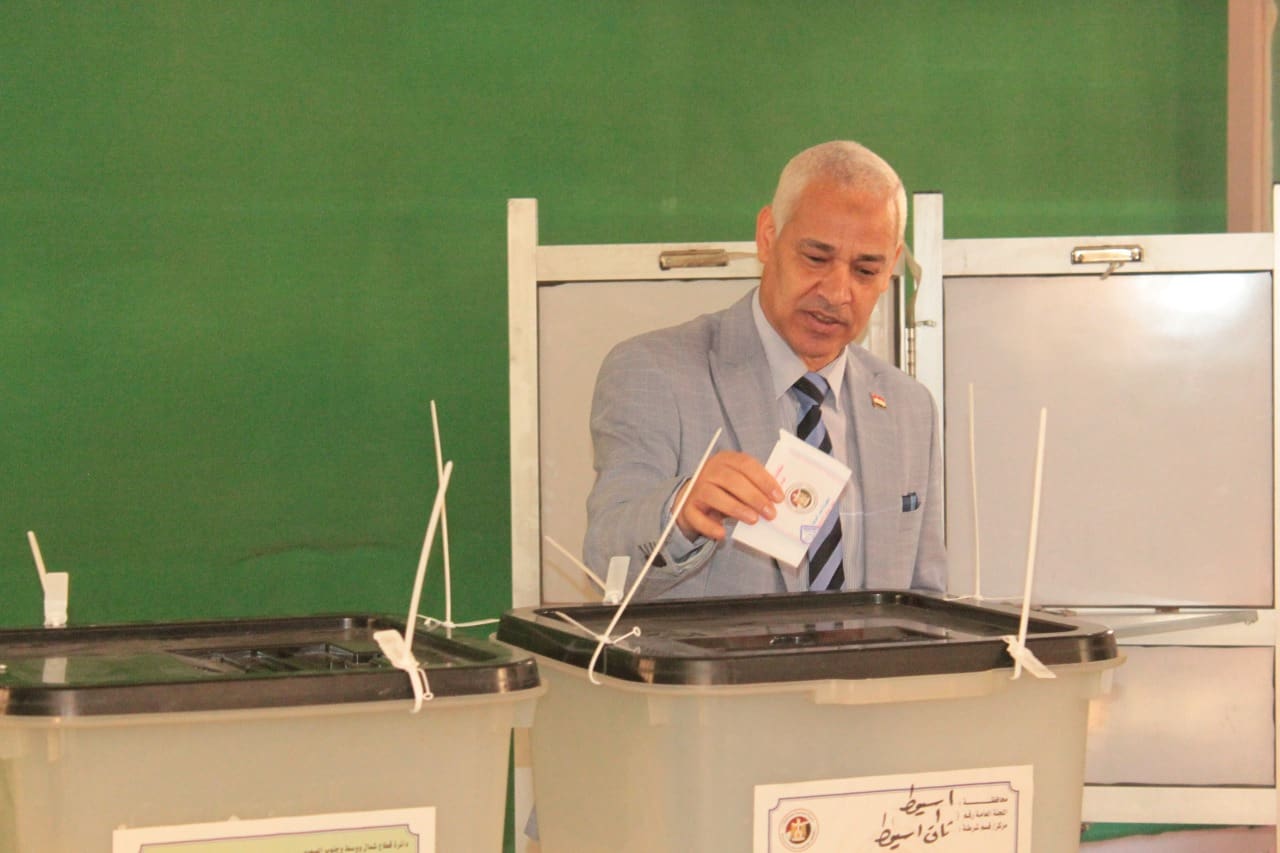 IMG 20251110 WA0068 مناقشة نائب رئيس جامعة أسيوط يؤدي صوته في انتخابات مجلس النواب ويشجع الشباب على المشاركة الوطنية موقع في الجامعة