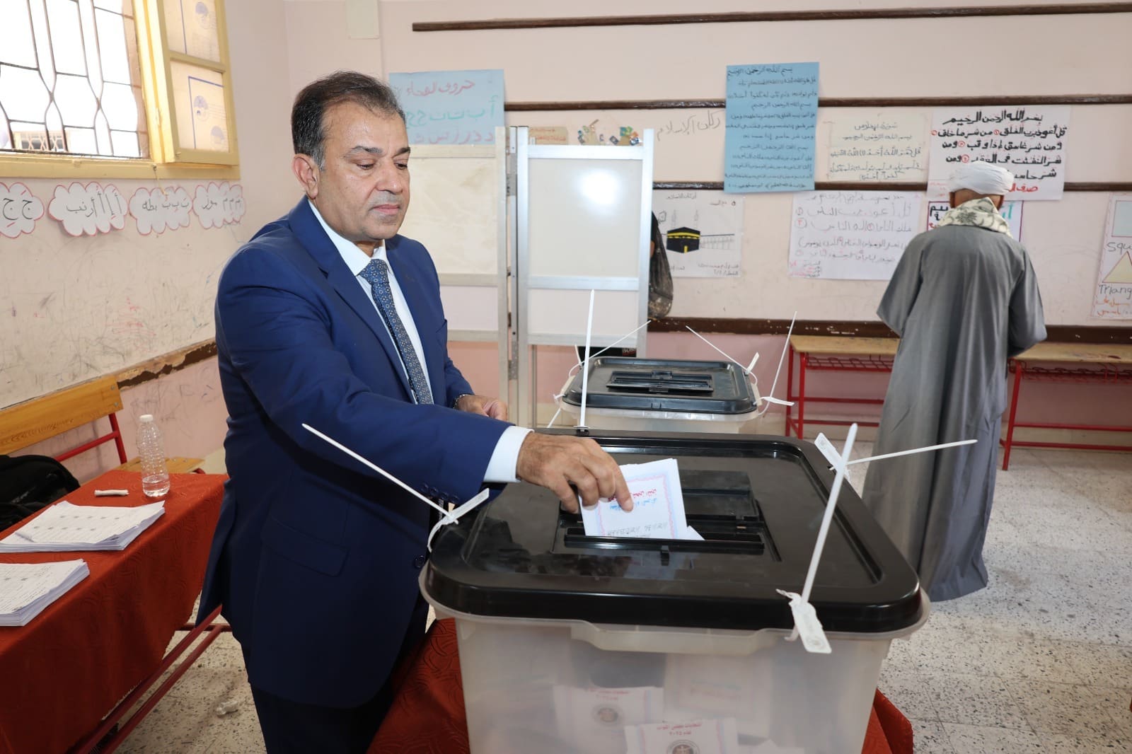 IMG 20251111 WA0026 النفع العام رئيس جامعة قنا يدلي بصوته في انتخابات مجلس النواب ويشجع على المشاركة الوطنية موقع في الجامعة
