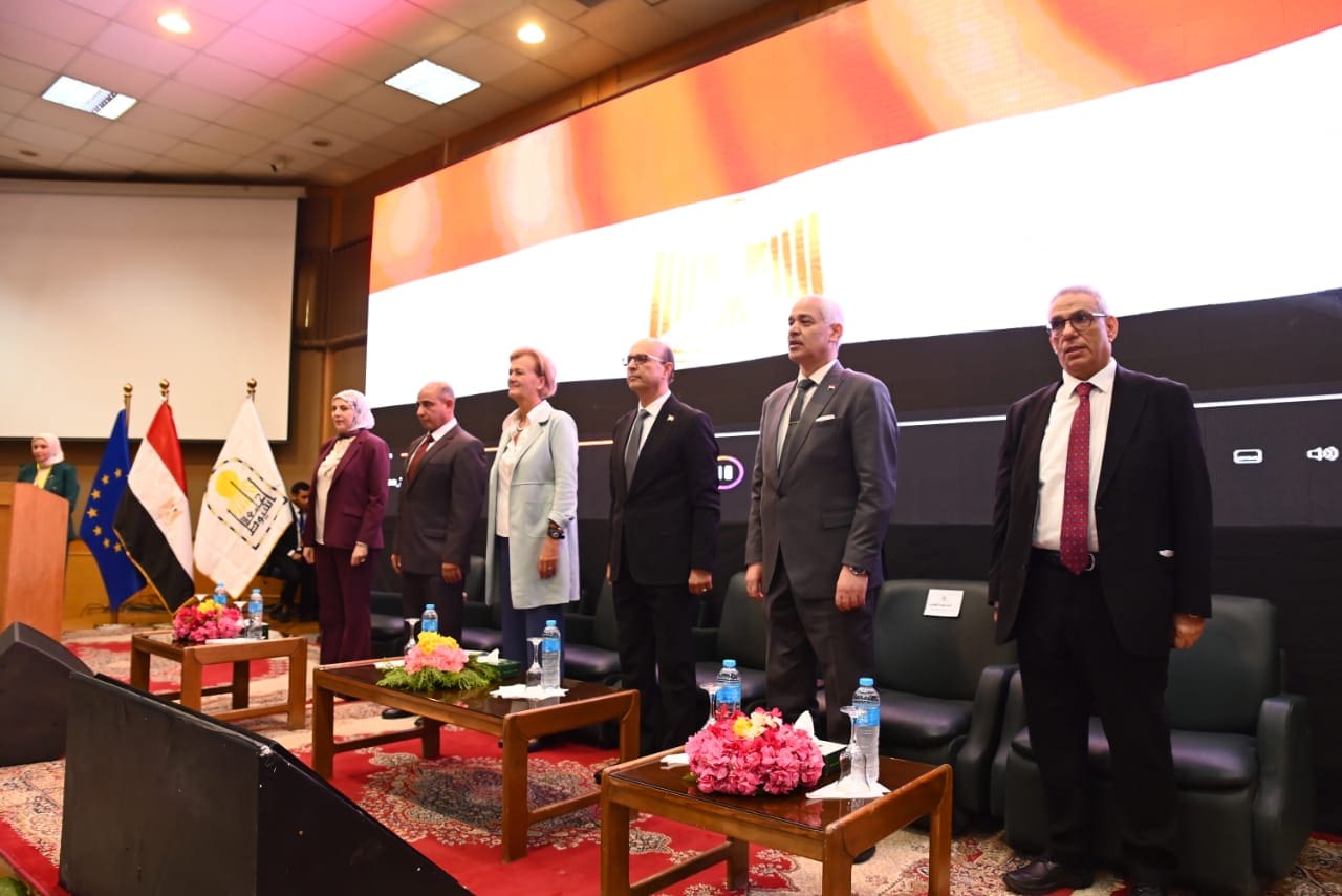 IMG 20251111 WA0039 1 مدرسة جامعة أسيوط والاتحاد الأوروبي يختتمان الموسم العاشر لنموذج المحاكاة بـ “شراكة وابتكار للشباب” موقع في الجامعة