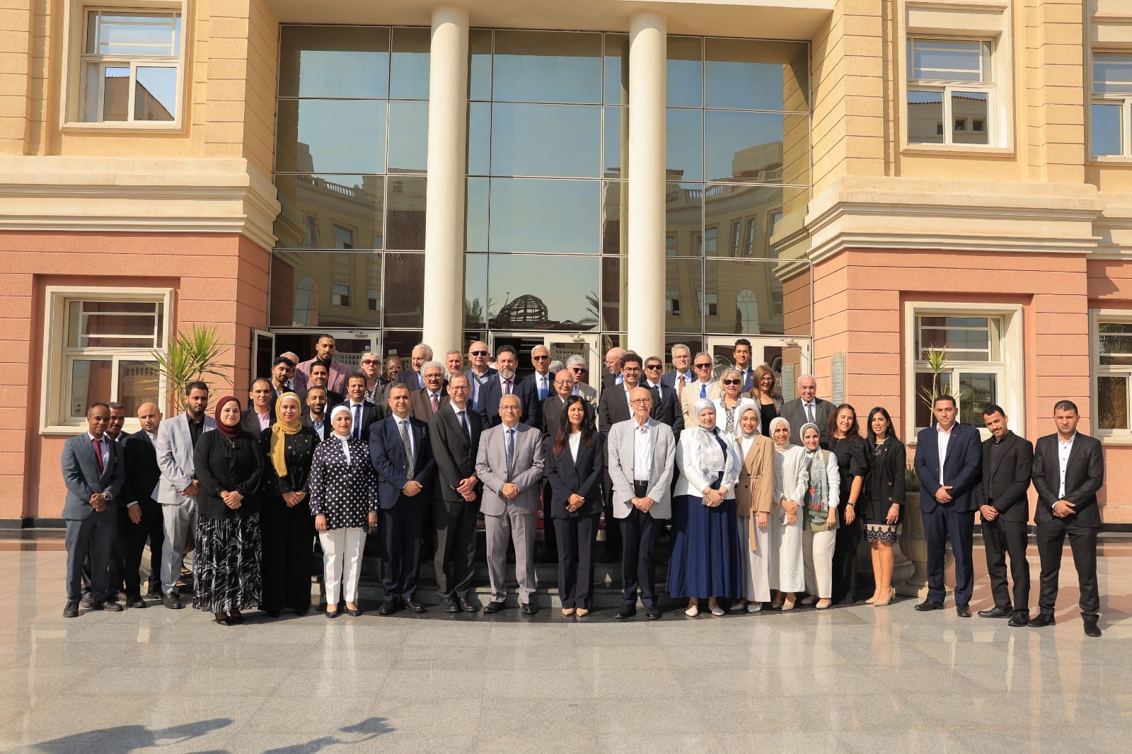 IMG 20251111 WA0089 عميد الجامعة البريطانية تحتفل بمرور 10 سنوات على تأسيس مكتبتها بحضور مجلس الأمناء موقع في الجامعة