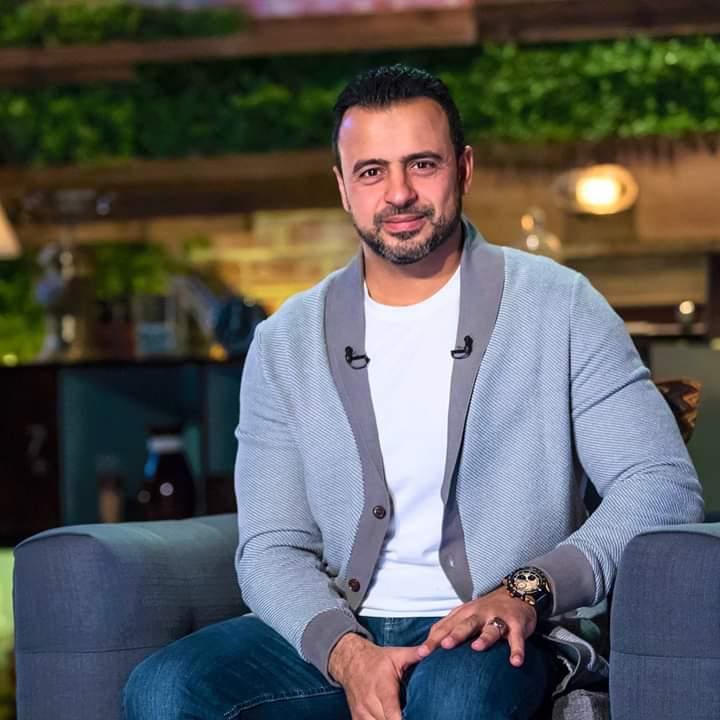 IMG 20251111 WA0254 كنوز أحد أبناء الكلية.. لقاء مفتوح مع الداعية مصطفى حسني بكلية التجارة جامعة عين شمس موقع في الجامعة