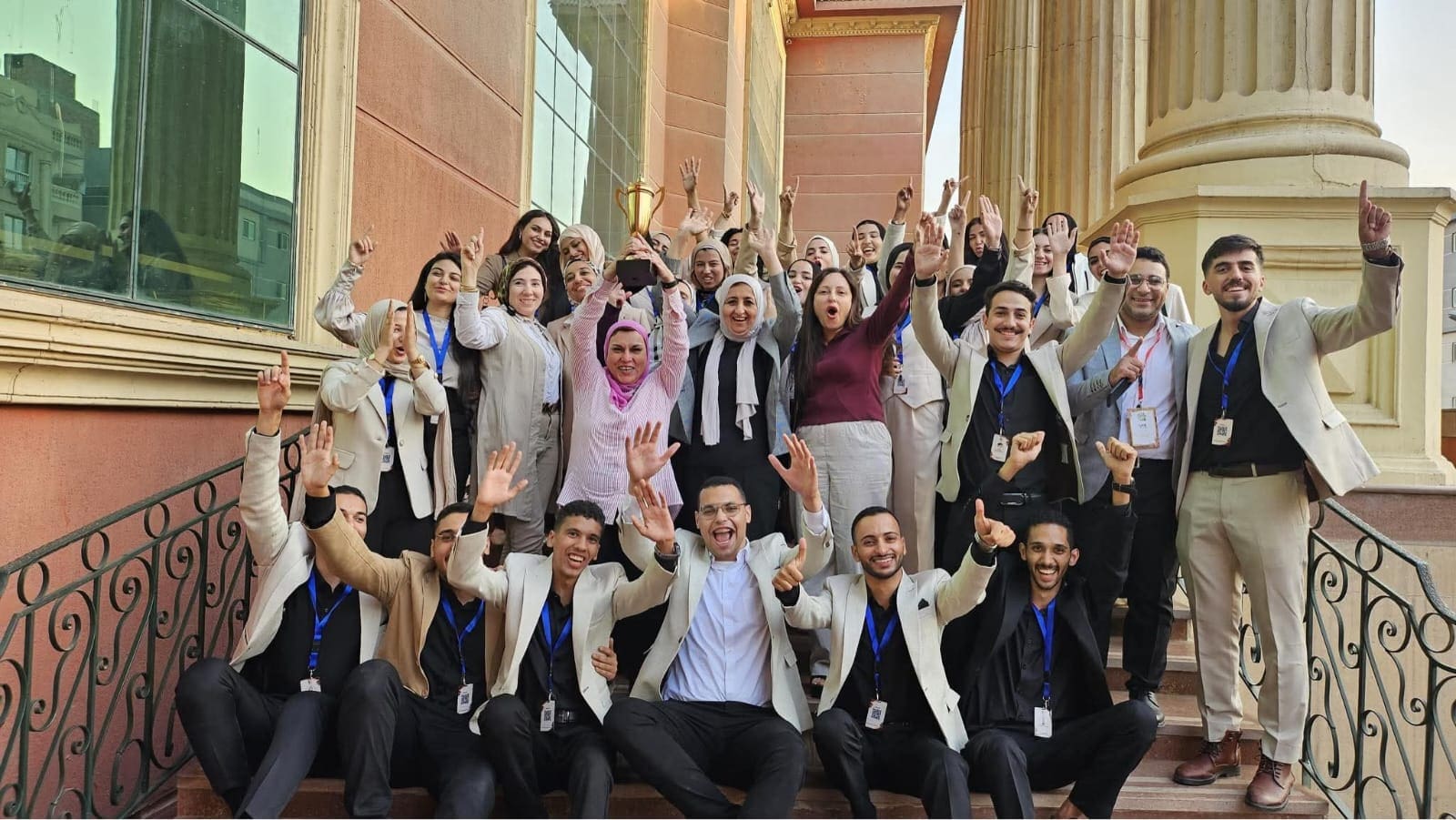 IMG 20251112 WA0012 1 الفيوم طلاب صيدلة الجامعة الحديثة يحققون المركز الأول في مسابقة معرض الزيوت الطيارة موقع في الجامعة