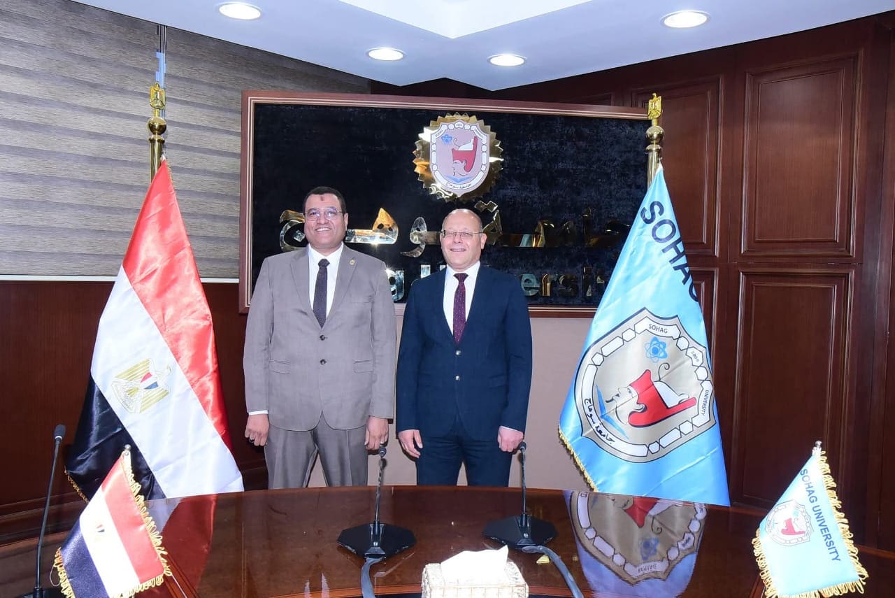 IMG 20251112 WA0048 الدكتورة يمني صفوت تجديد الثقة في أمين جامعة سوهاج المساعد لدوره في دعم العمل الإداري_ مستند موقع في الجامعة