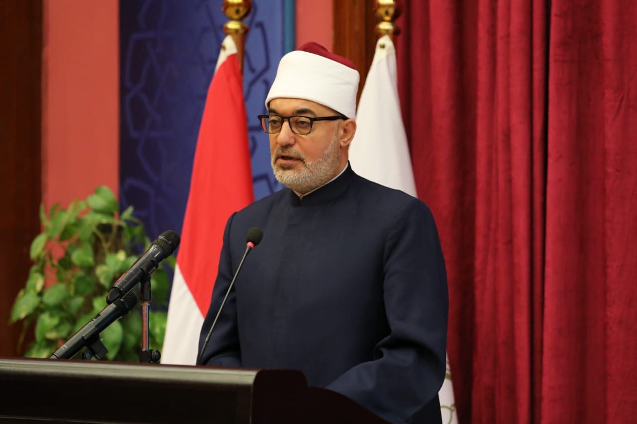 IMG 20251112 WA0096 الصعيدي في حفل تخرج الطلاب الوافدين بالأزهر.. مفتي الجمهورية يقدم خمس وصايا لبناء الوعي ومواجهة التطرف موقع في الجامعة