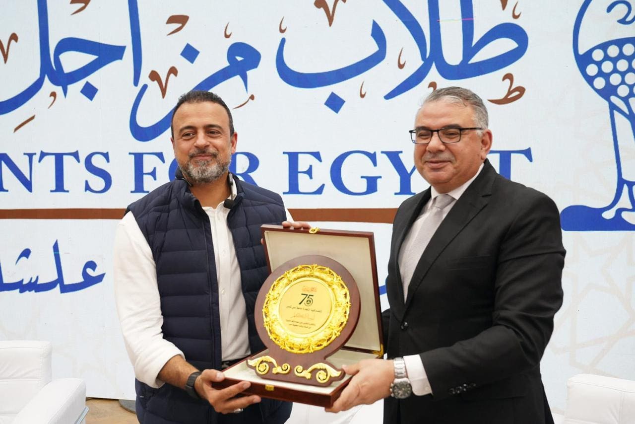 IMG 20251113 WA0509 عين شمس وسط حضور طلابي كبير … الداعية مصطفي حسني في ضيافة طلاب من أجل مصر جامعة عين شمس بحرم كلية التجارة موقع في الجامعة
