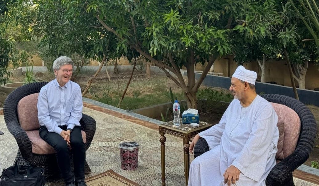 IMG 20251113 WA0556 الصعيدي بالجلابية الصعيدي.. شيخ الأزهر يستقبل المفكر العالمي جيفري ساكس بمنزله في الأقصر موقع في الجامعة