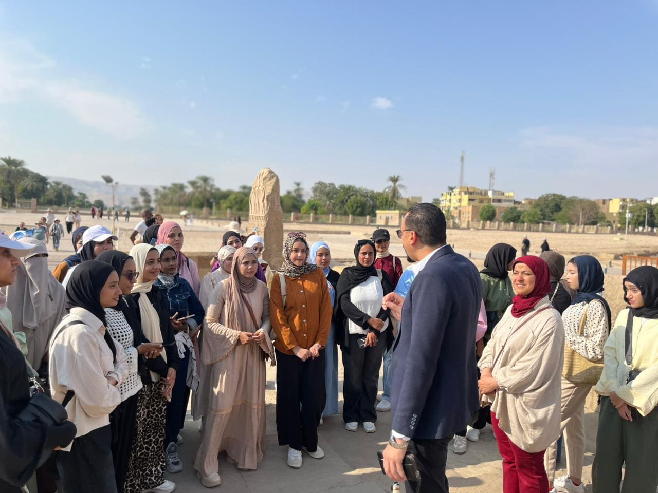 IMG 20251114 WA0092 جامعة الأقصر الأهلية جامعة طيبة التكنولوجية تنظم جولة ميدانية لطلاب السياحة بمعبد الكرنك لتعزيز التعلم التطبيقي موقع في الجامعة