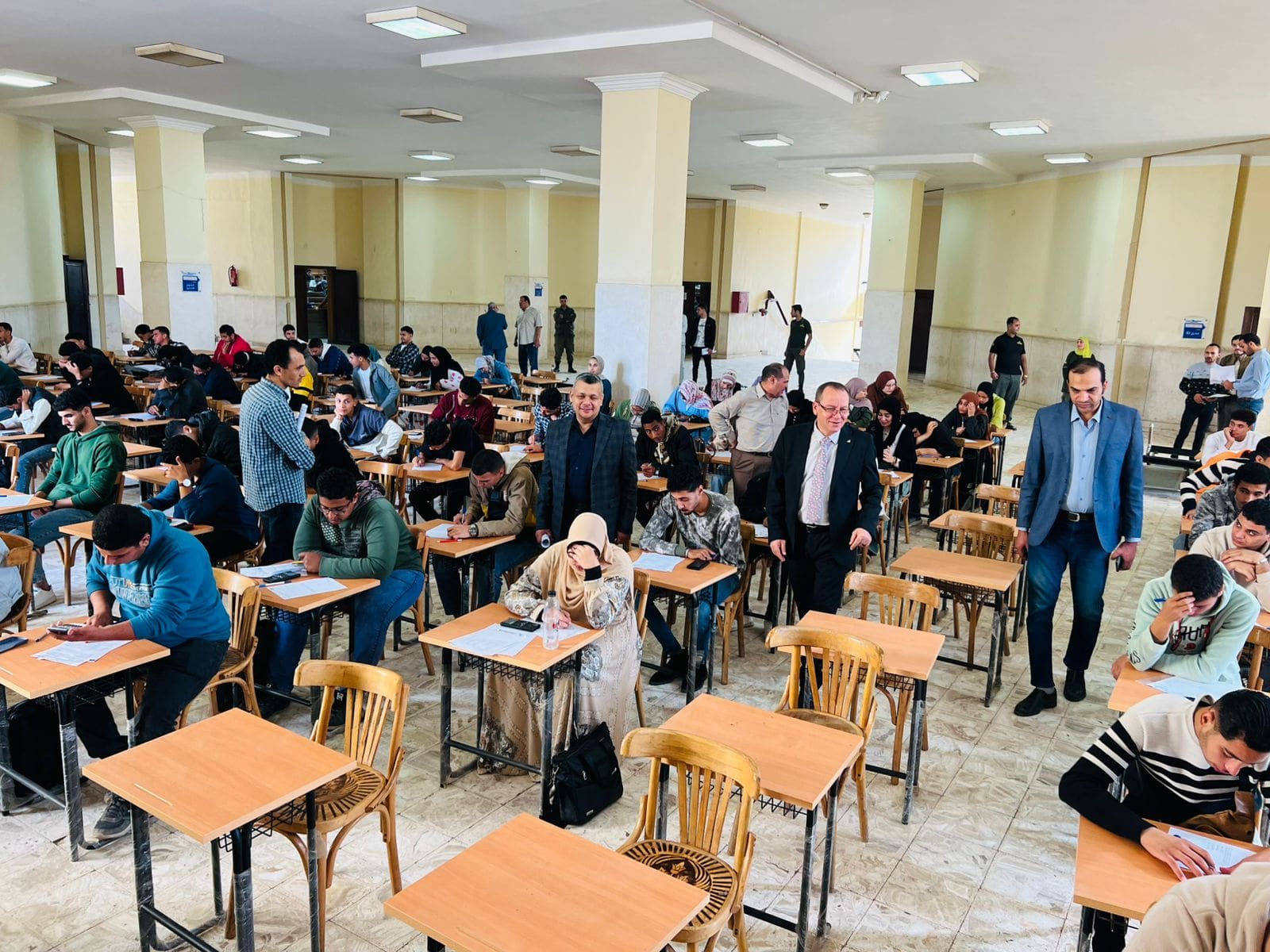 IMG 20251116 WA0054 جامعة الدلتا رئيس جامعة الدلتا التكنولوجية يتابع سير اختبارات منتصف الفصل الدراسى الأول (الميد ترم) موقع في الجامعة