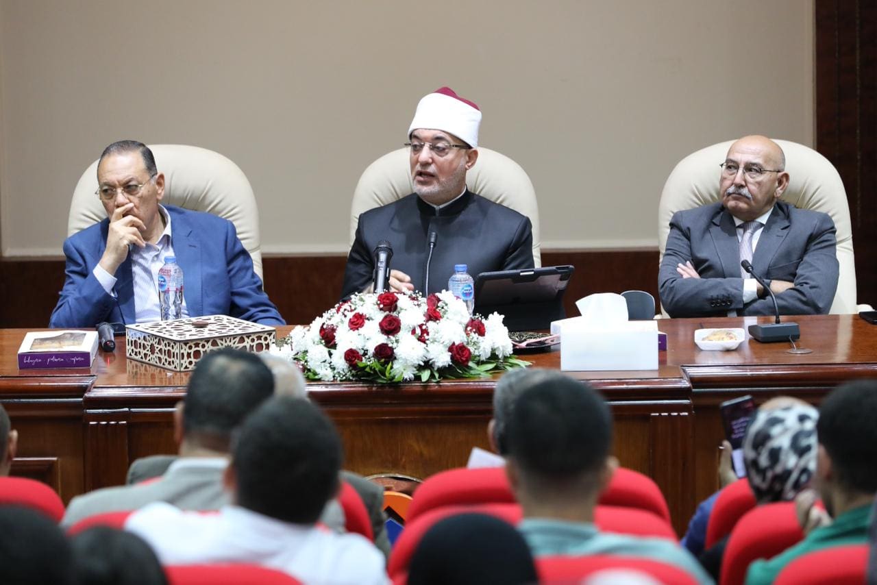 IMG 20251117 WA0132 صحح مفاهيمك خلال لقائه بطلاب جامعة 6 أكتوبر.. مفتي الجمهورية يحذّر: الشائعات سلاح يهدد استقرار الدولة ويُفسد العقول موقع في الجامعة
