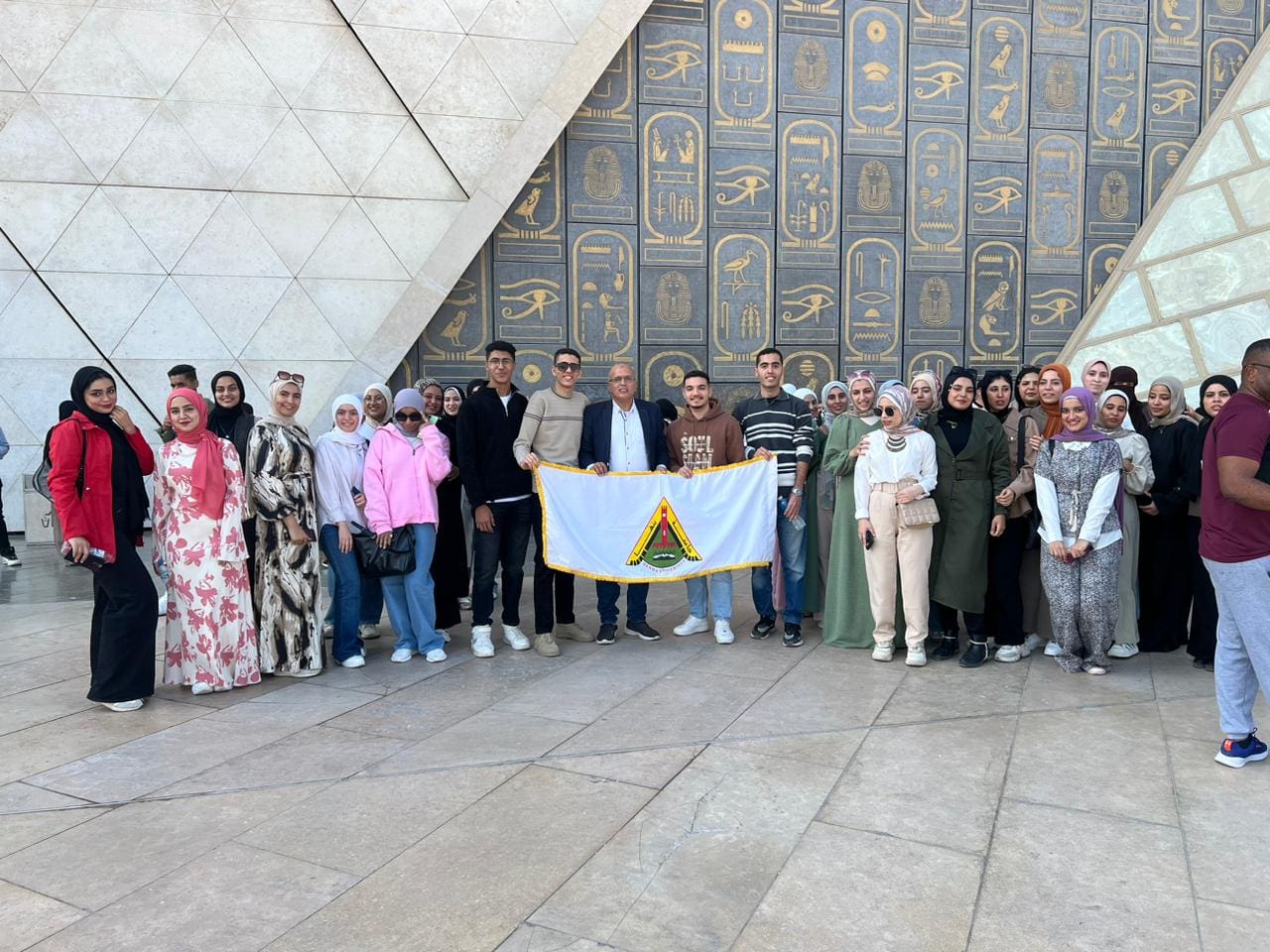 IMG 20251117 WA0462 بنها جامعة بنها تنظم رحلات لطلابها لزيارة المتحف المصري الكبير موقع في الجامعة