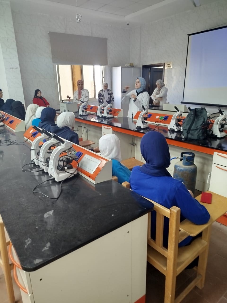 IMG 20251118 WA0017 جامعة عين شمس تزرع أشجارًا مثمرة طلاب مدرسة العاشرة الرسمية لغات في زيارة علمية لكليتي الصيدلة والطب البيطري بجامعة مدينة السادات موقع في الجامعة