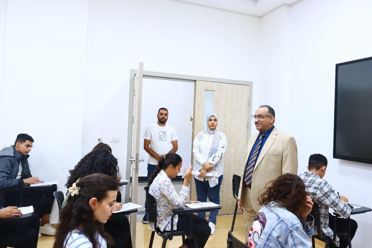 IMG 20251122 WA0008 جامعة طيبة التكنولوجية متابعة دقيقة لانطلاق الميدترم بكلية الخدمات الفندقية والسياحية بجامعة طيبة التكنولوجية موقع في الجامعة